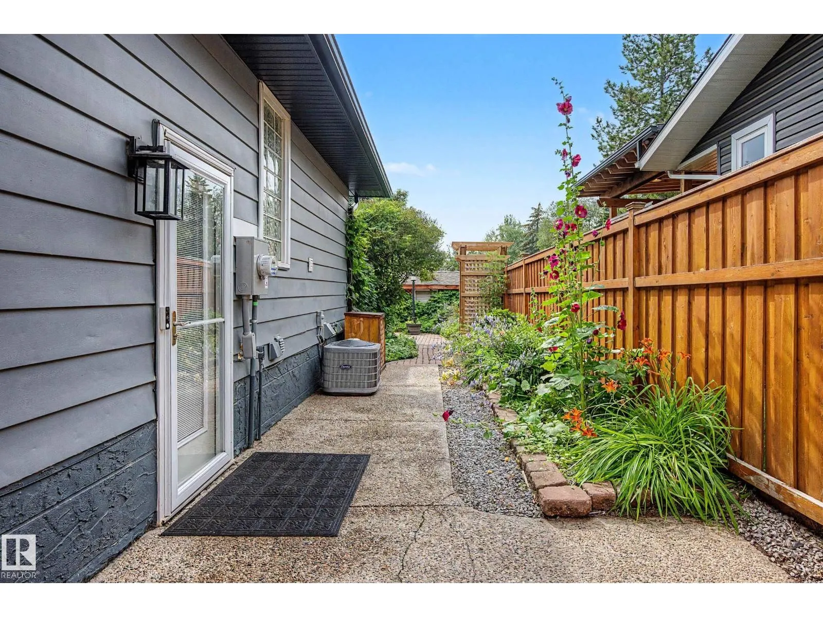160 Mission AV