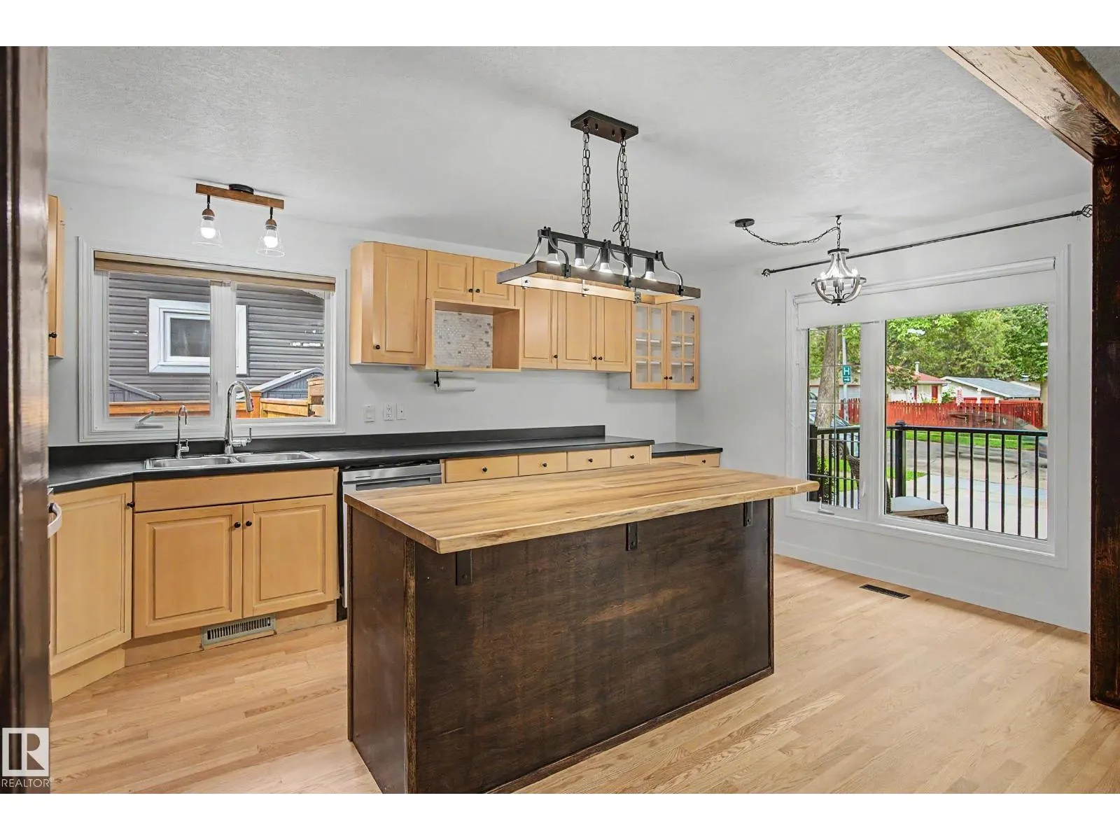 160 Mission AV
