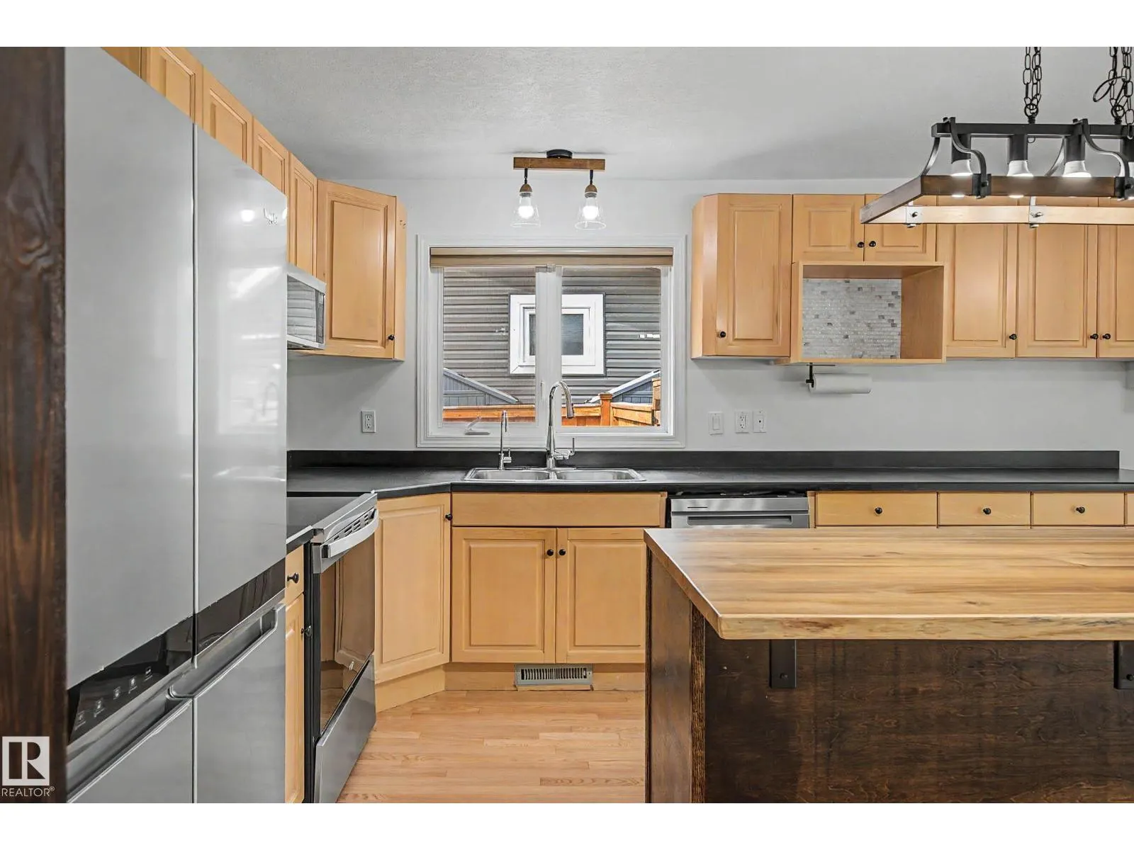 160 Mission AV
