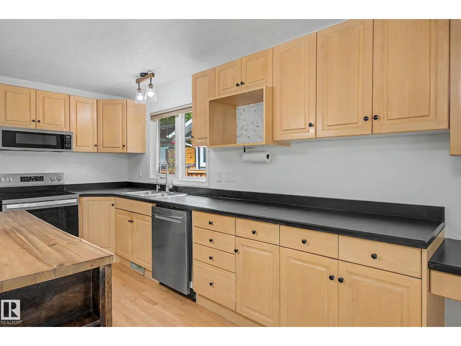 160 Mission AV