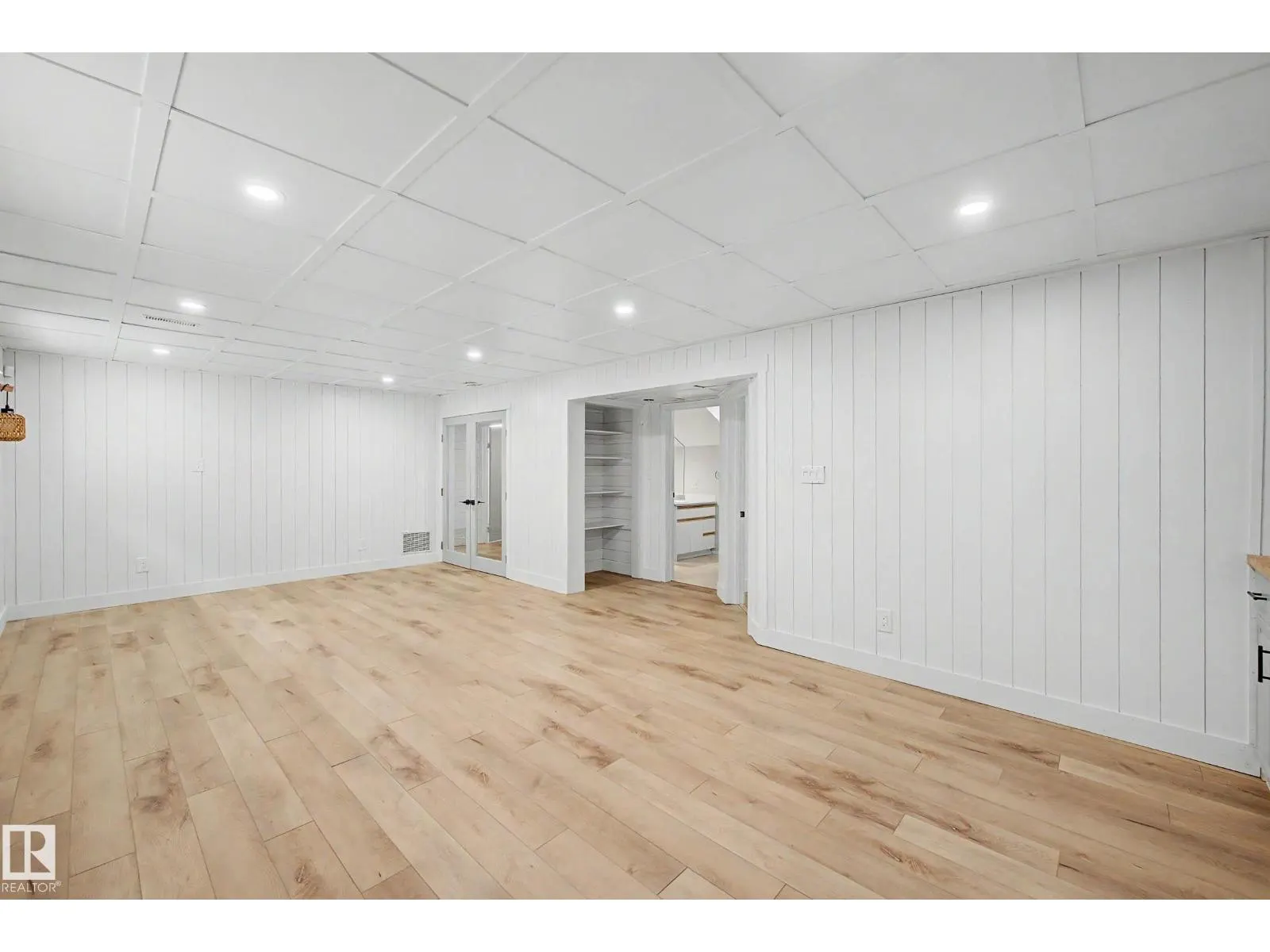 160 Mission AV