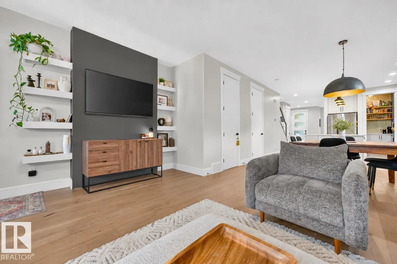 9320 71 AV NW