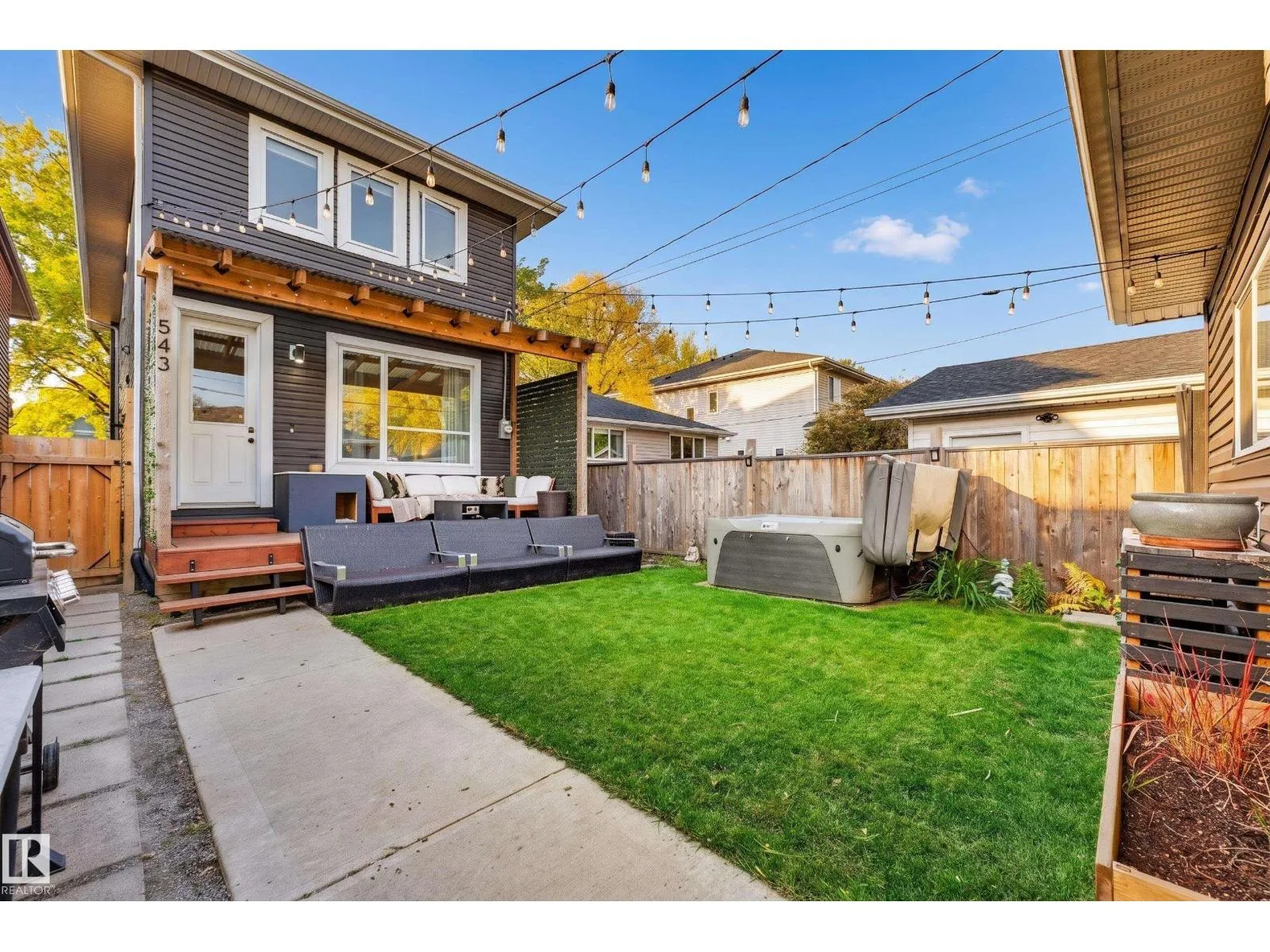 9320 71 AV NW
