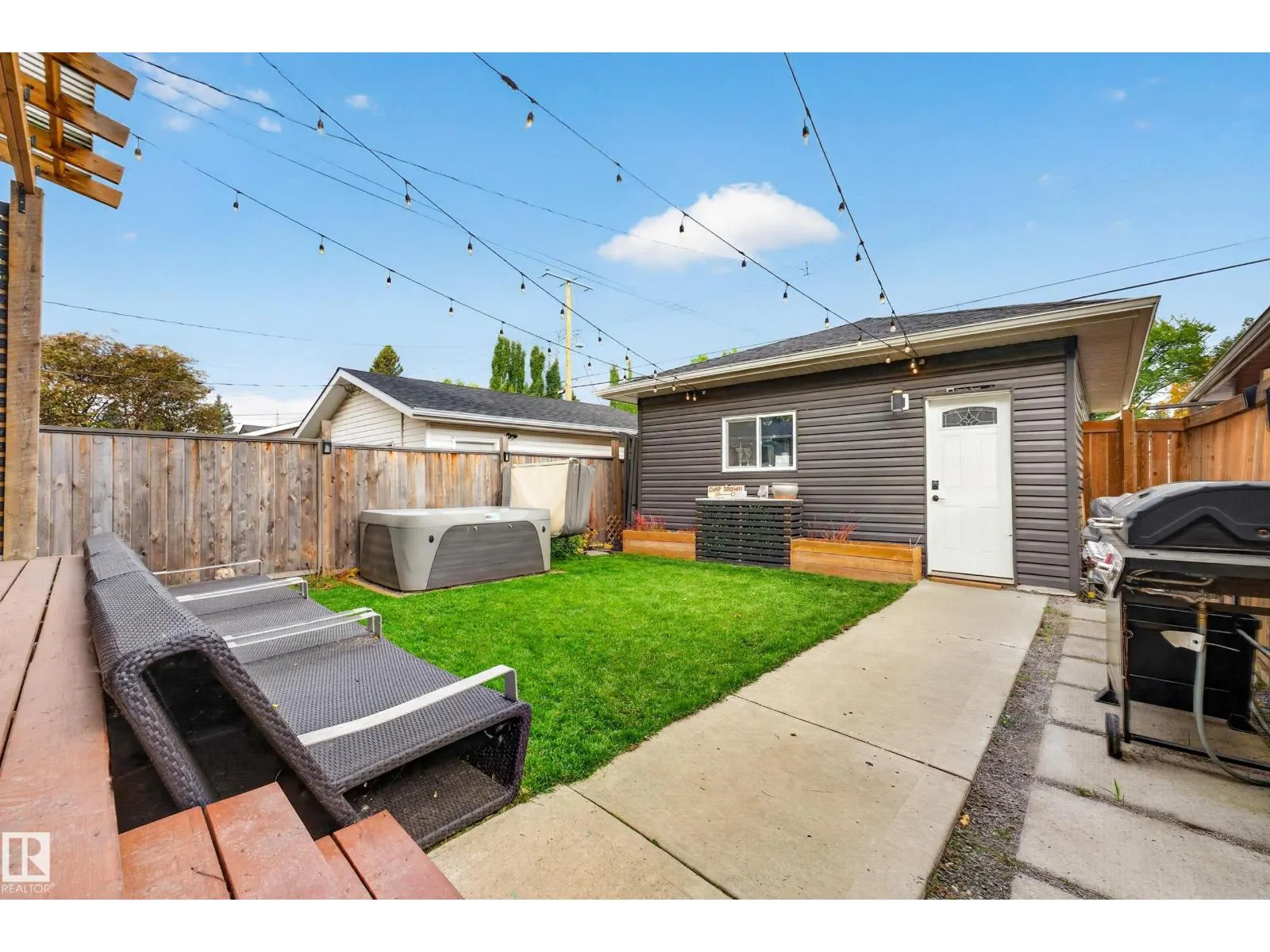 9320 71 AV NW