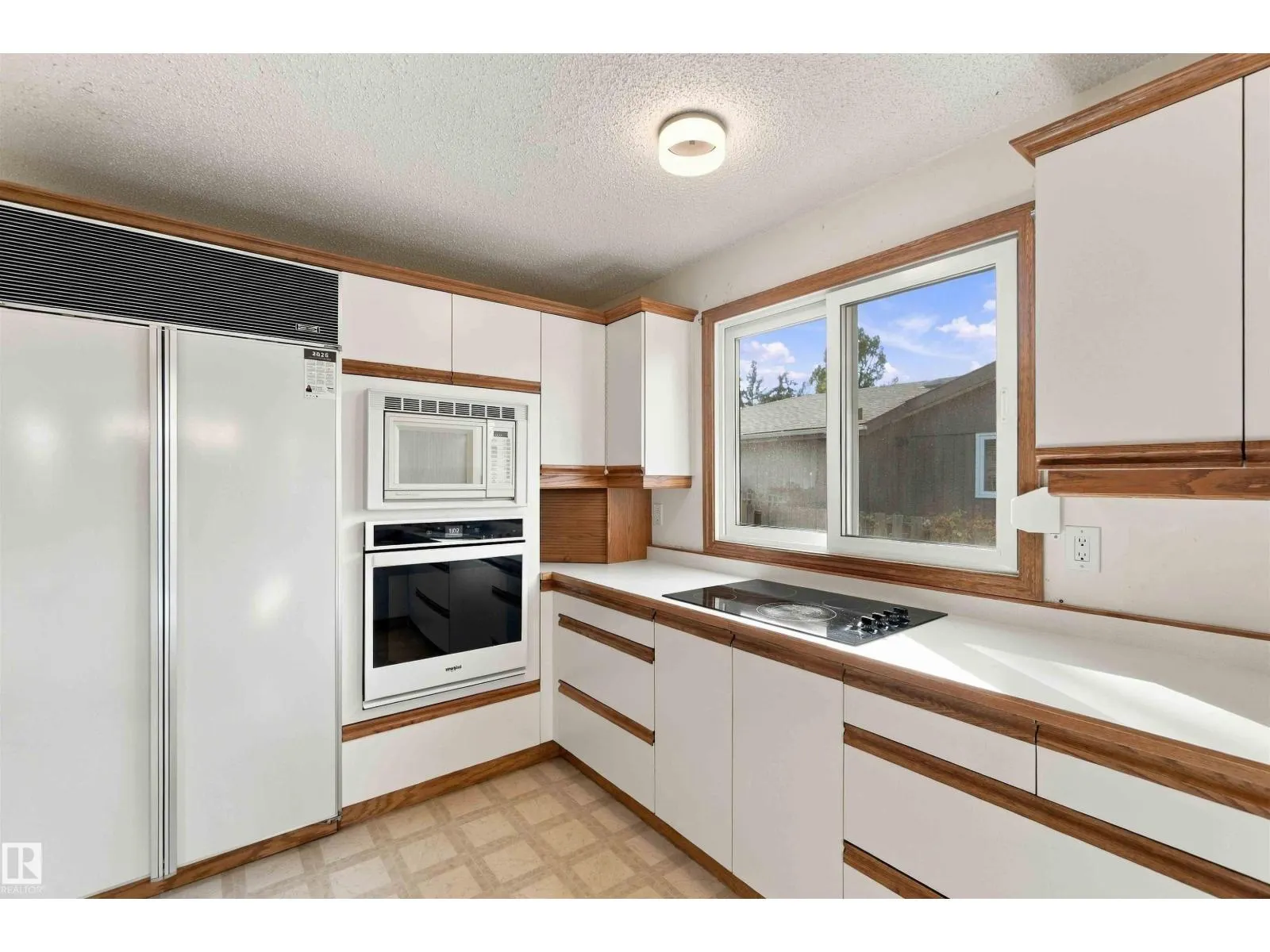16 BEAUVISTA DR