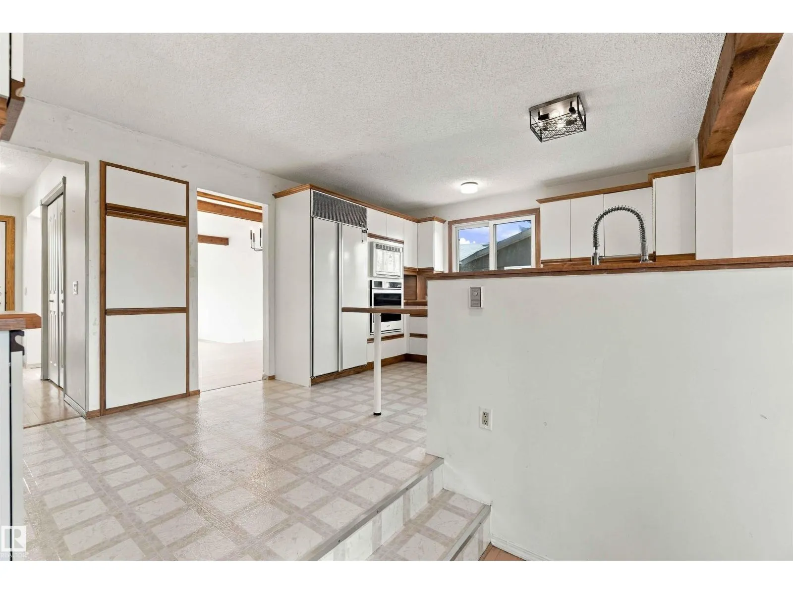 16 BEAUVISTA DR