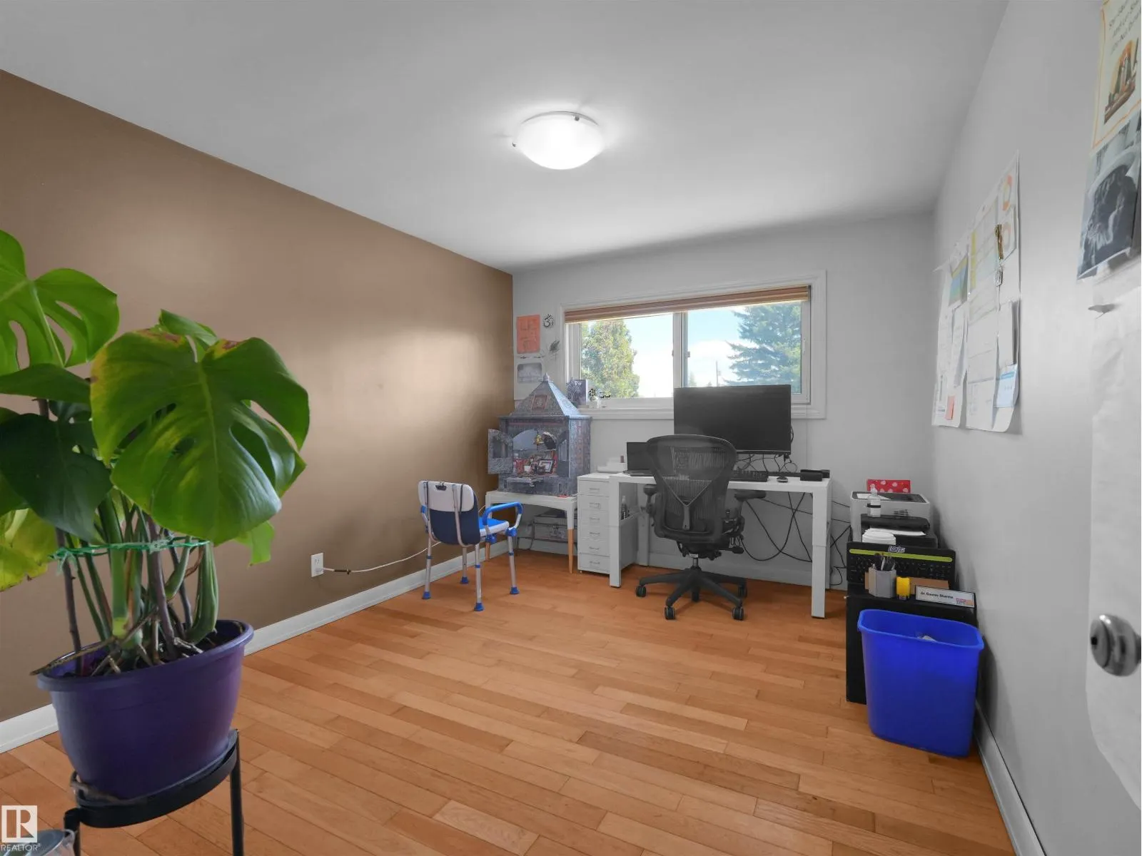 9256 75 ST NW