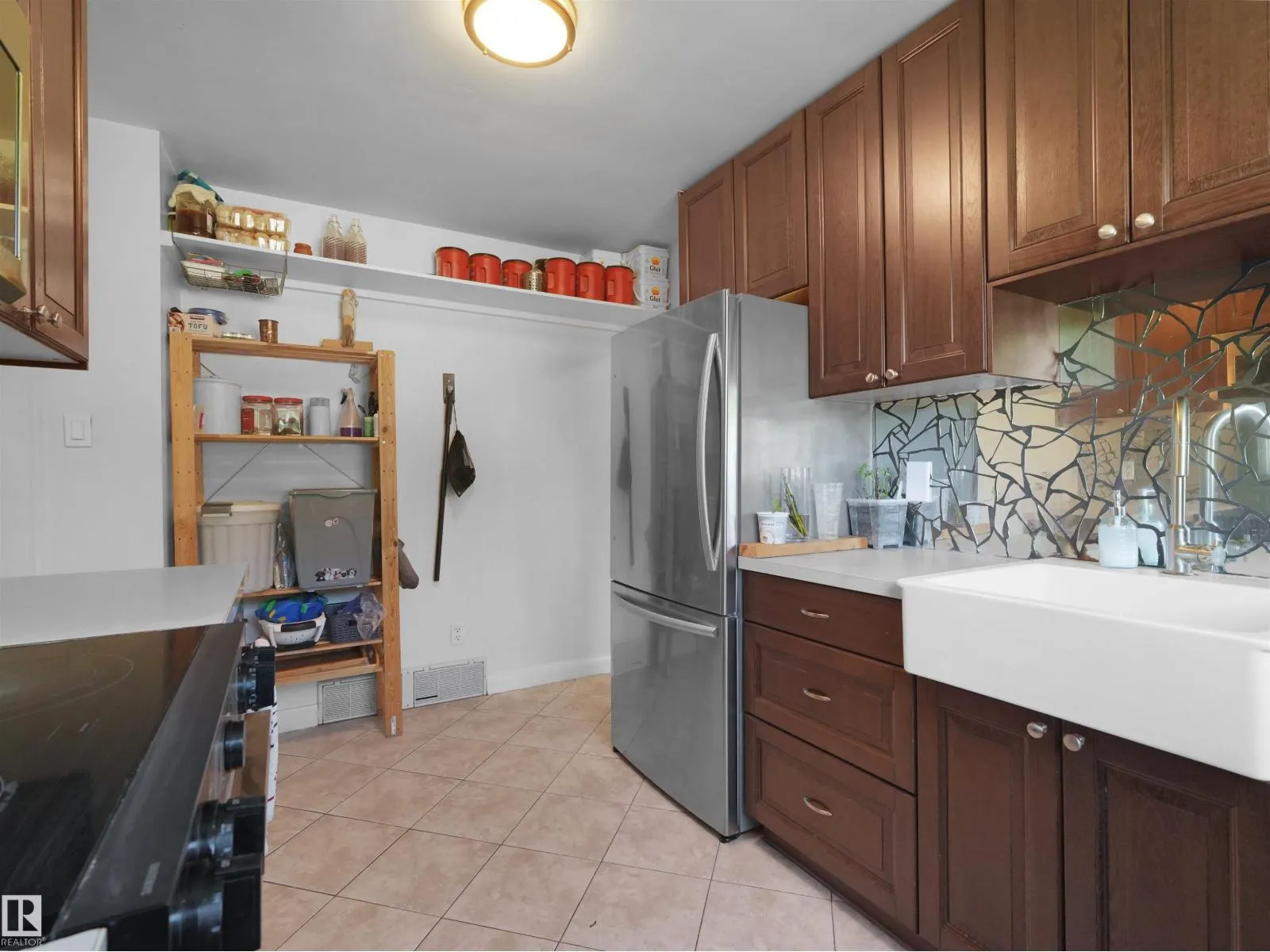 9256 75 ST NW