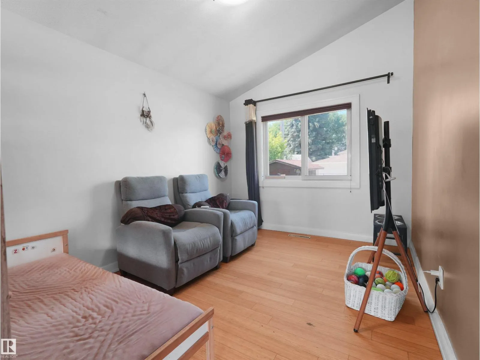 9256 75 ST NW