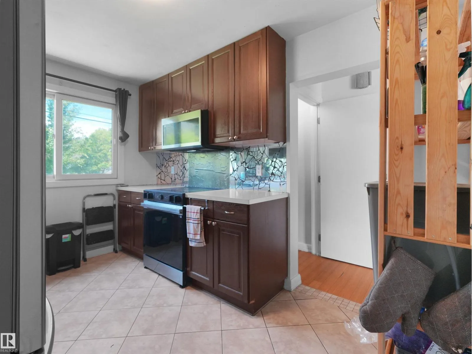 9256 75 ST NW