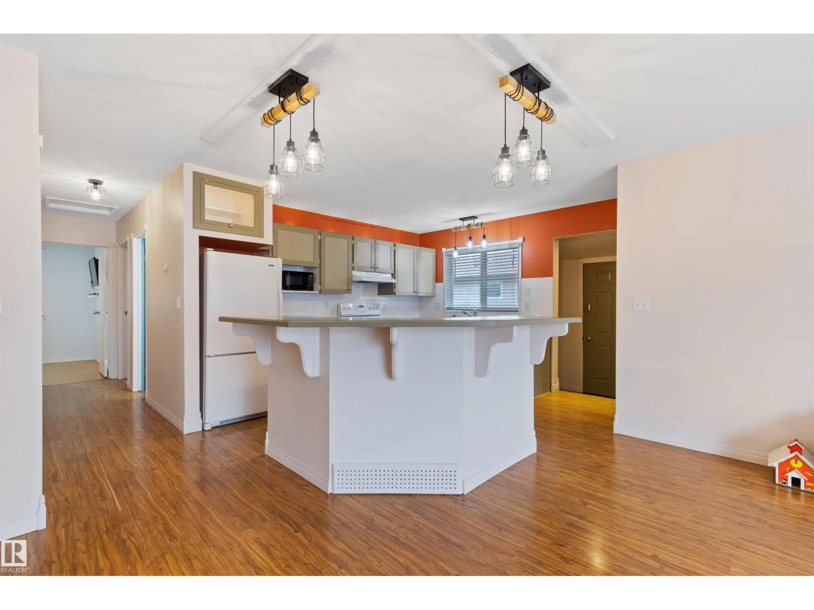 5223 44 AVE