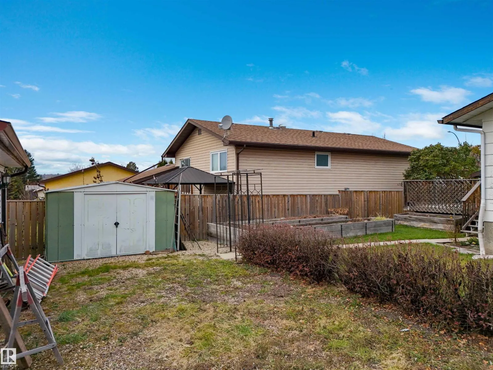 5223 44 AVE