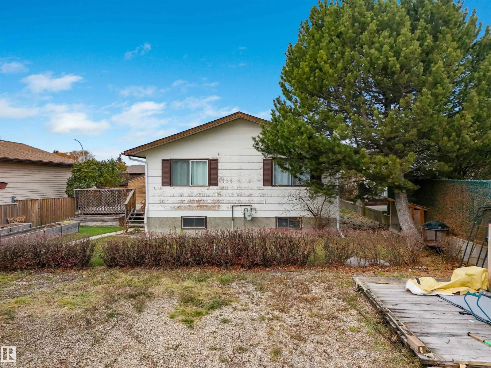 5223 44 AVE