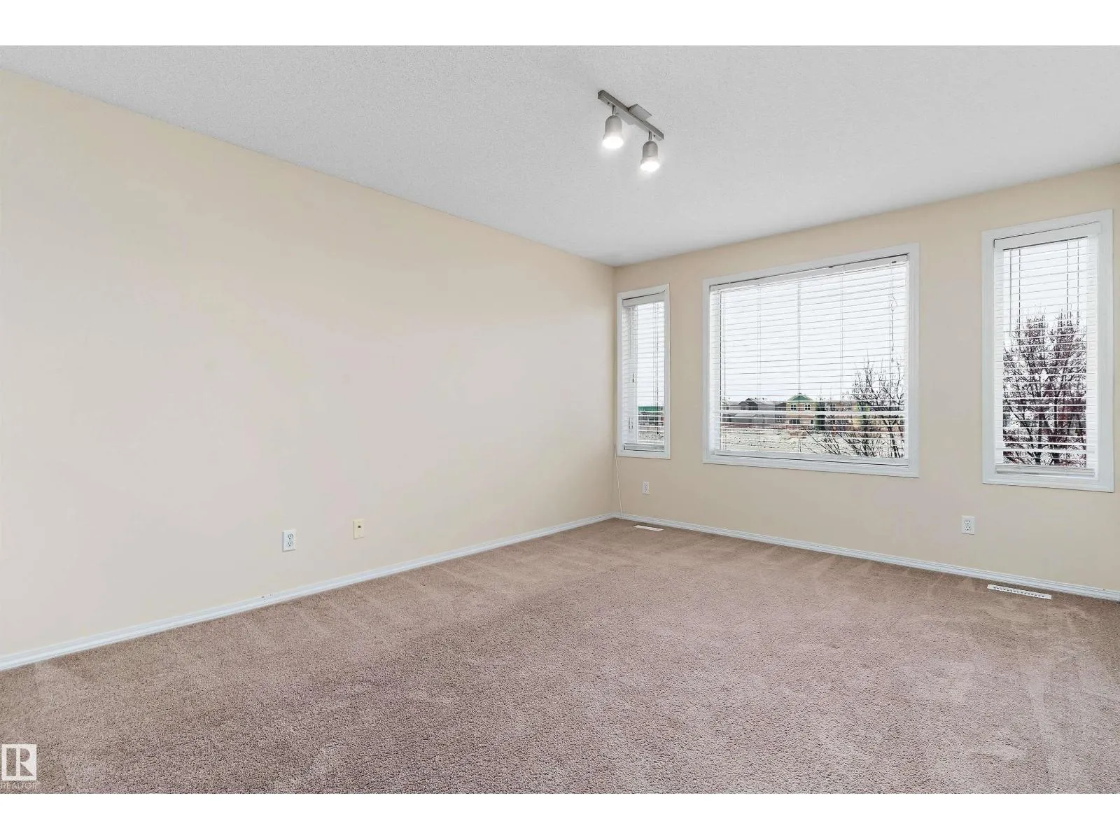 28 LEYLAND WY