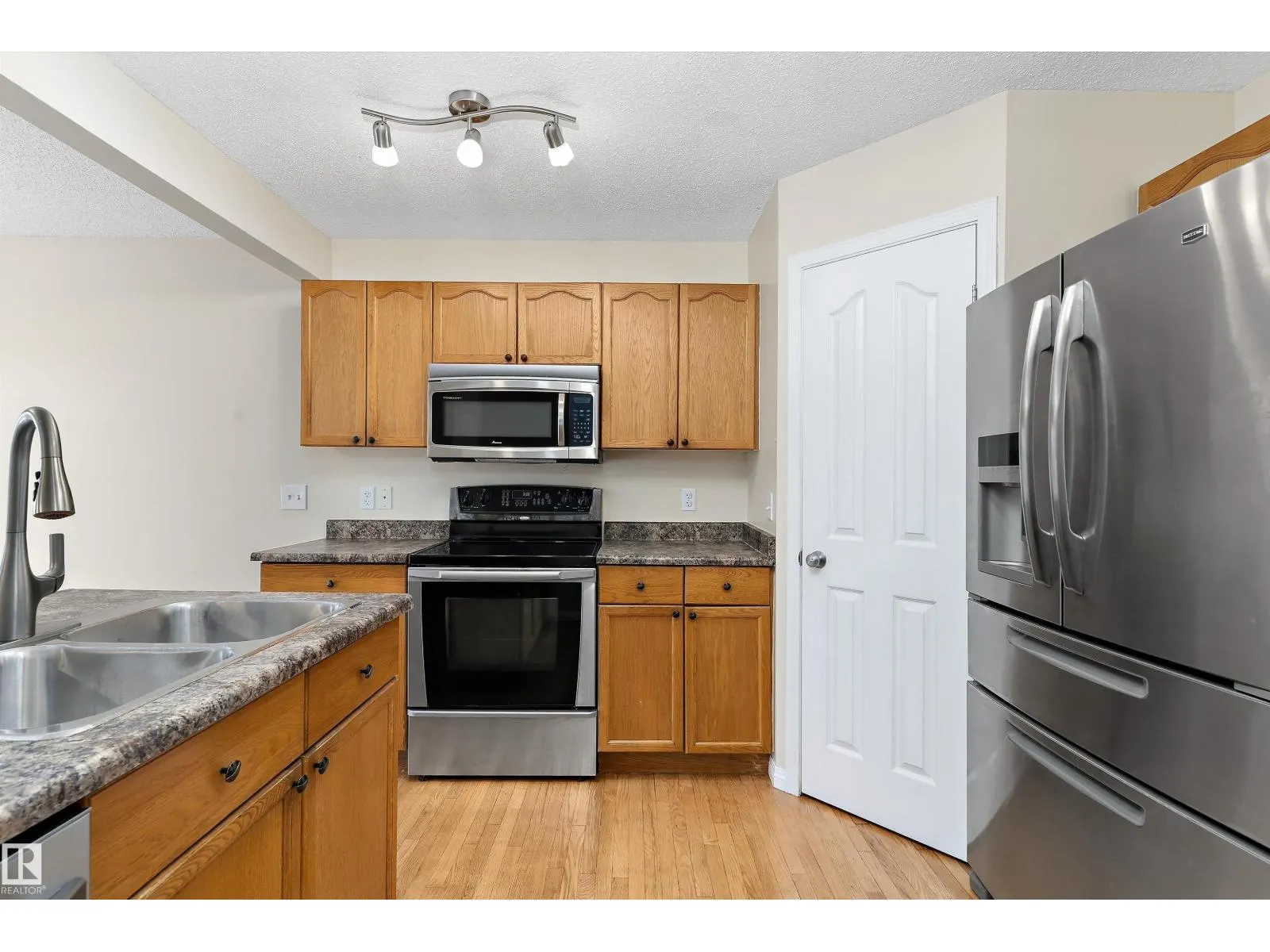 28 LEYLAND WY
