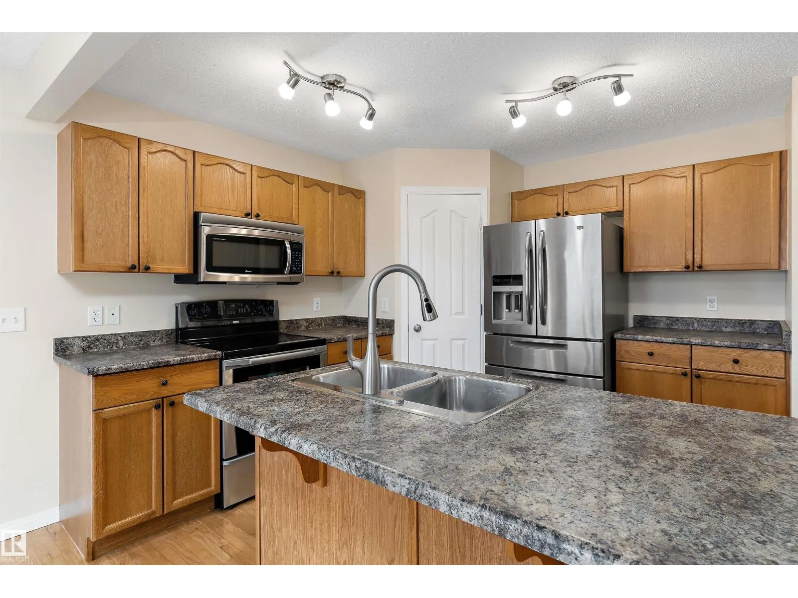 28 LEYLAND WY