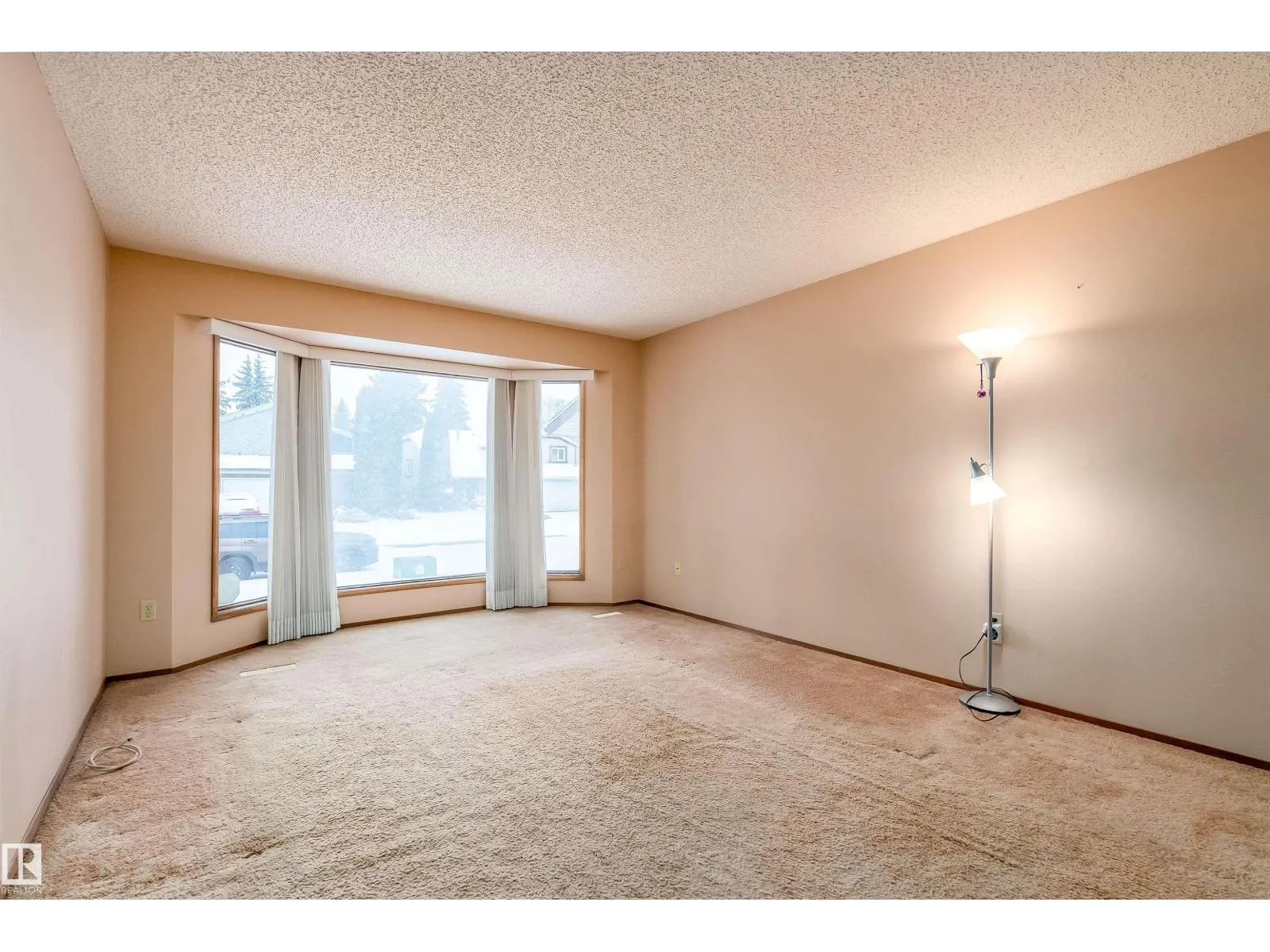 11125 19 AV NW