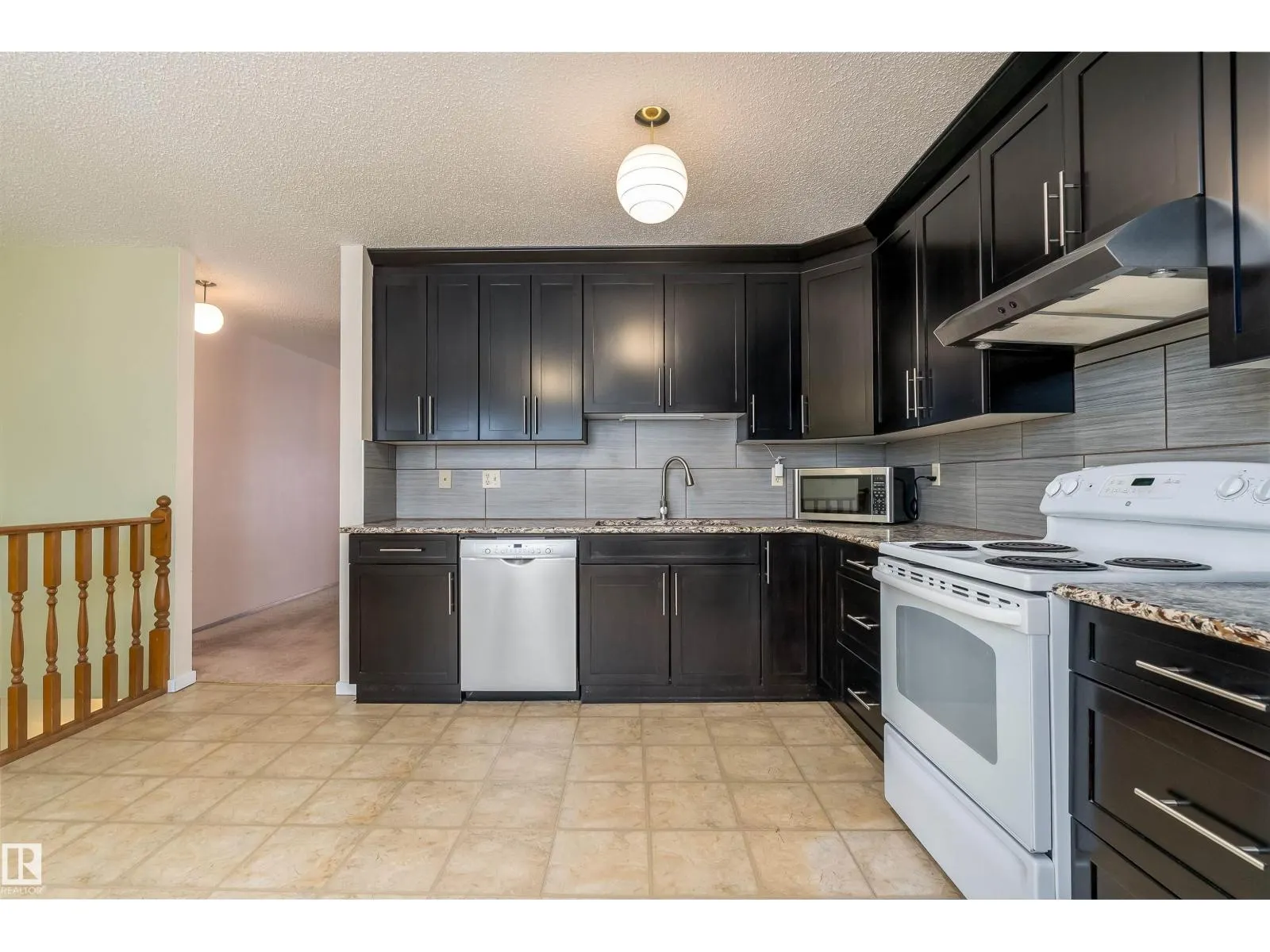 11125 19 AV NW