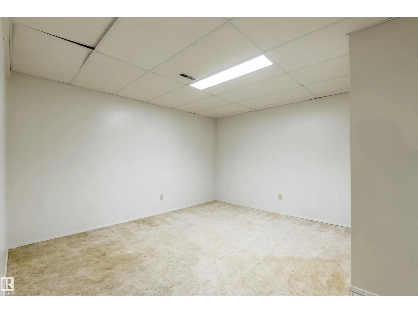 11125 19 AV NW
