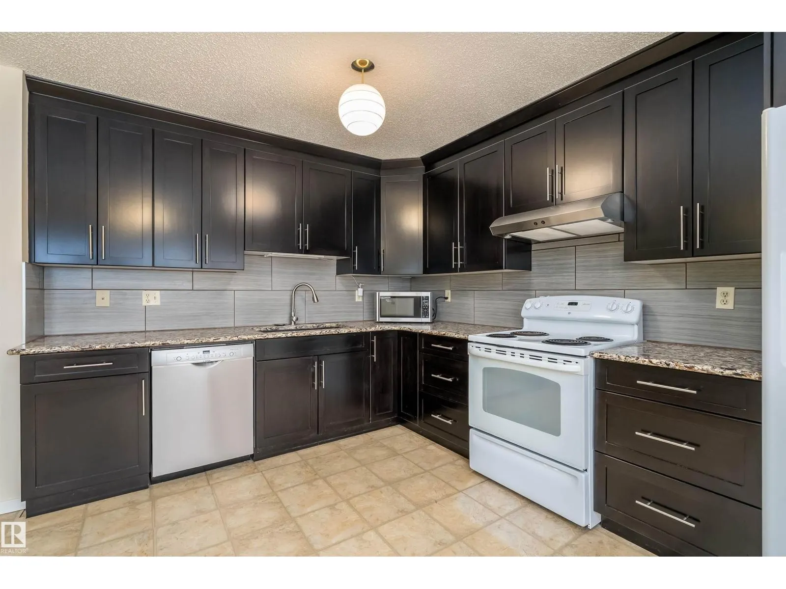 11125 19 AV NW