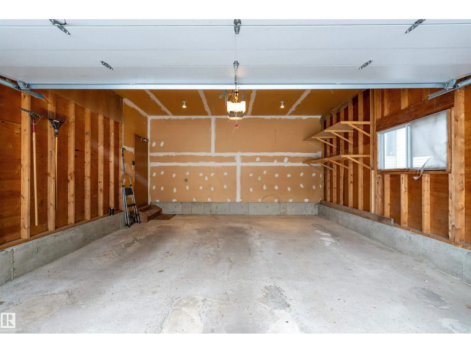 11125 19 AV NW