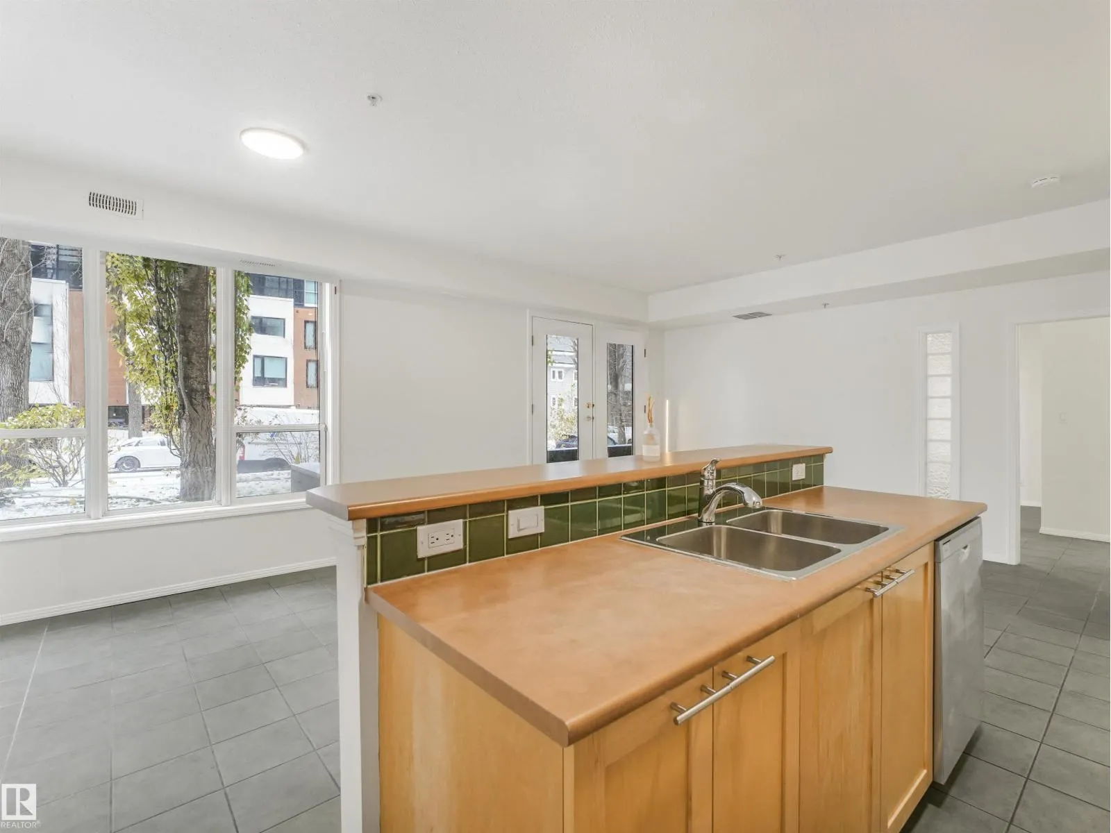 #121 10023 110 ST NW
