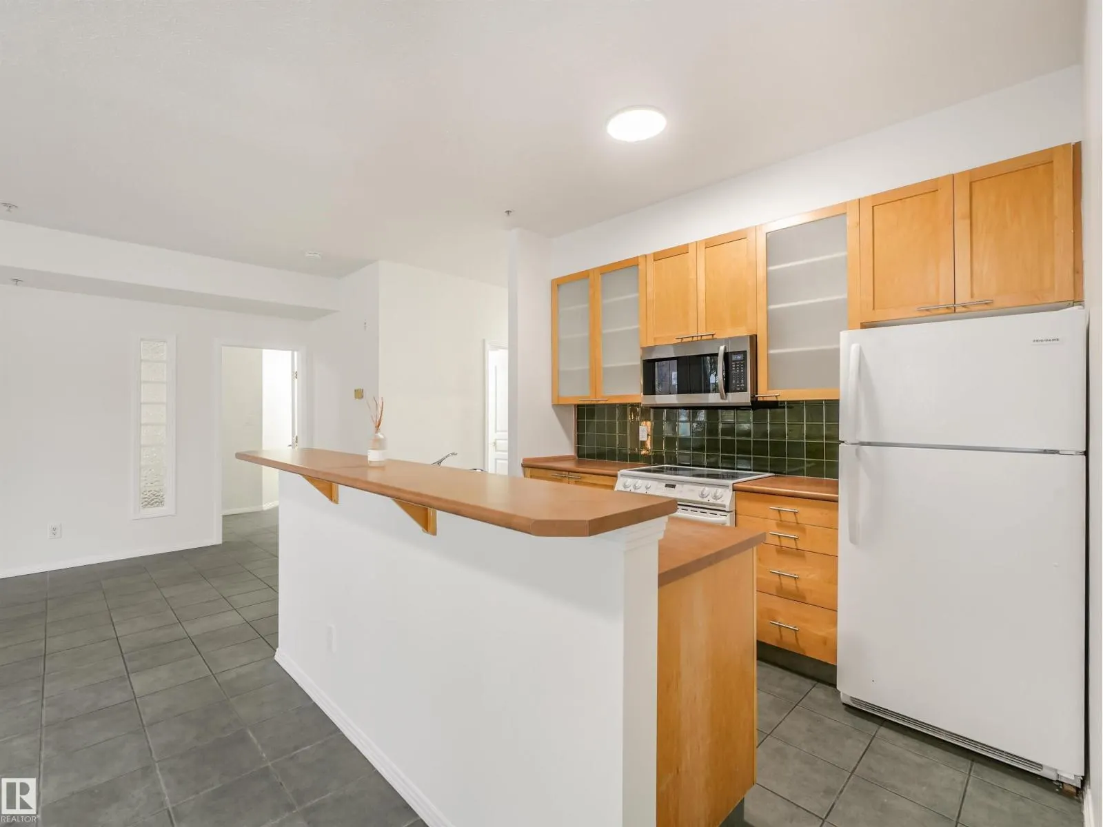 #121 10023 110 ST NW