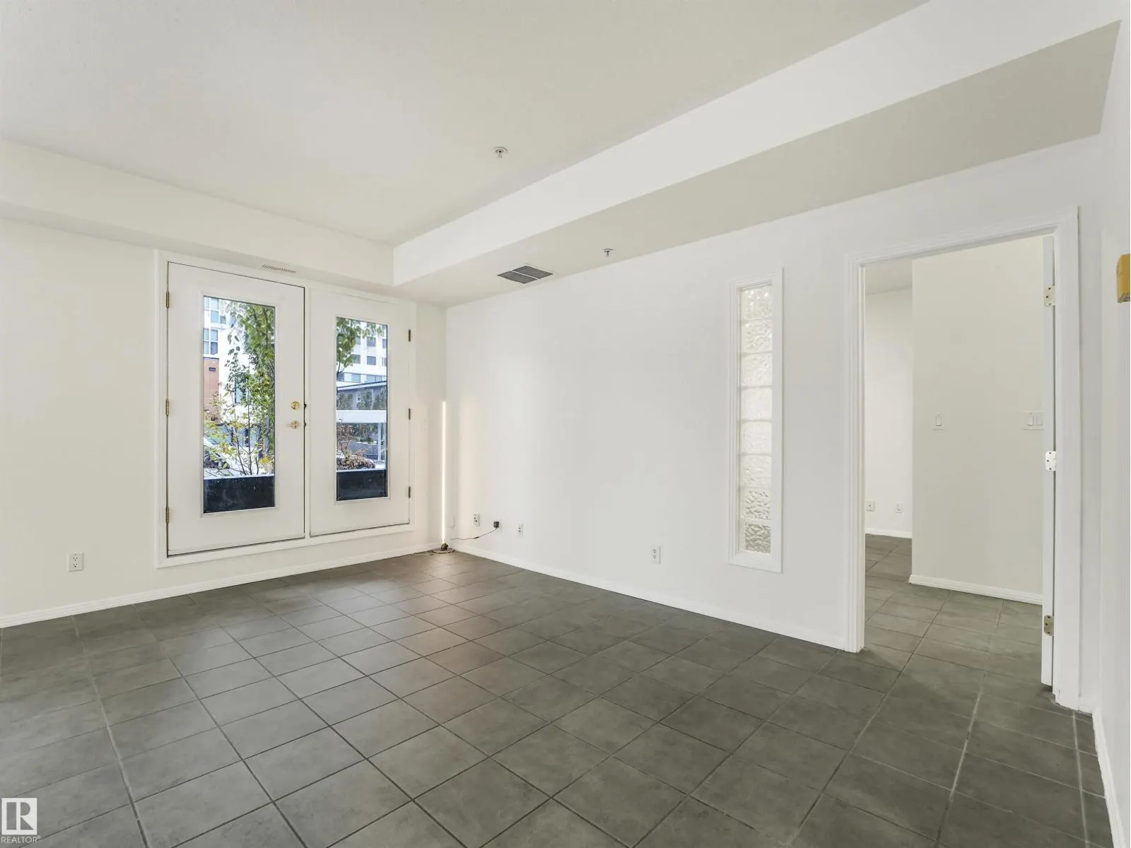 #121 10023 110 ST NW