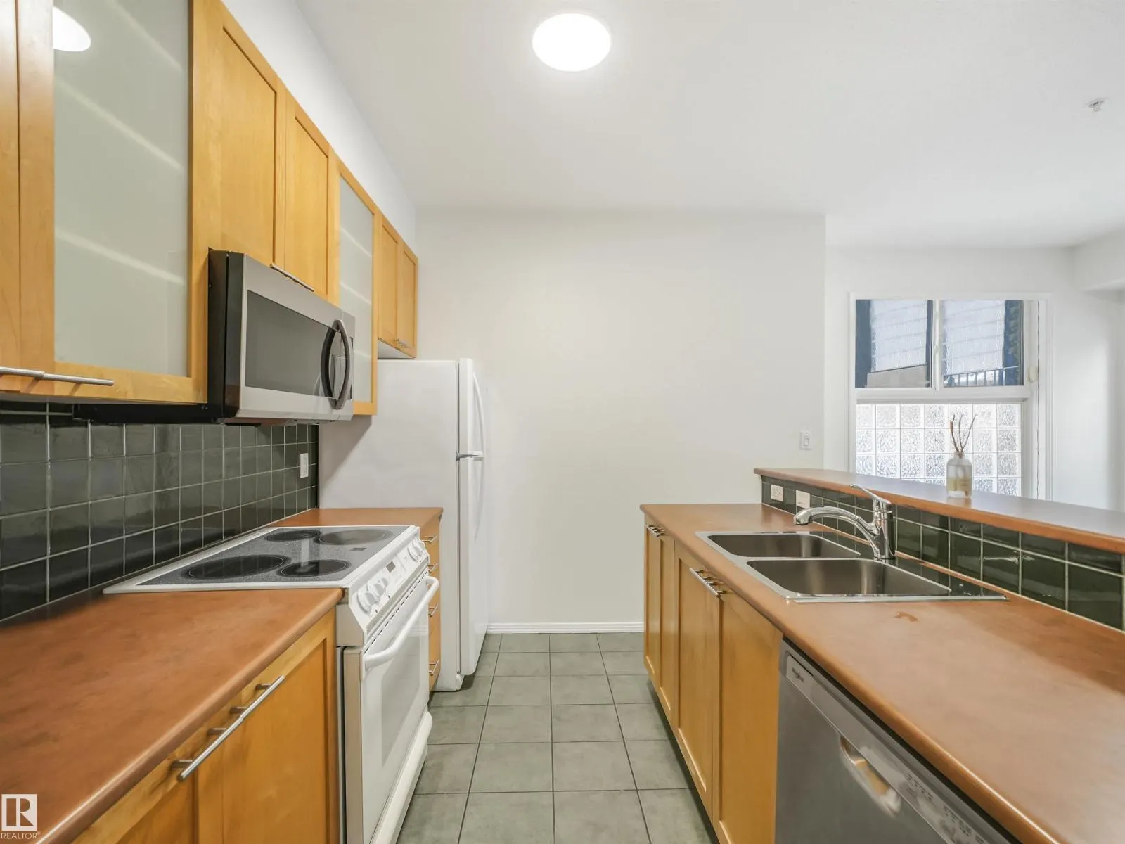 #121 10023 110 ST NW