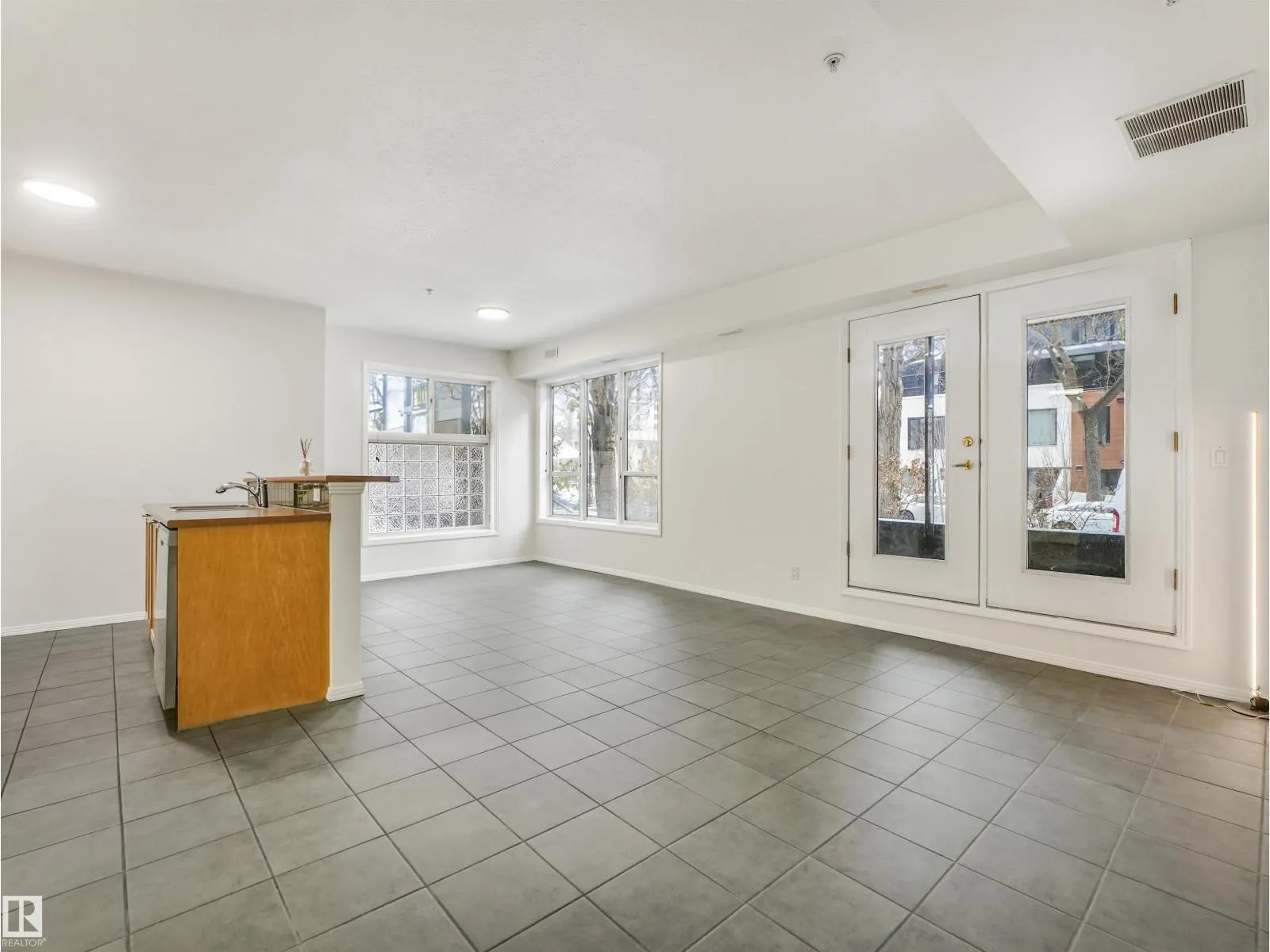 #121 10023 110 ST NW