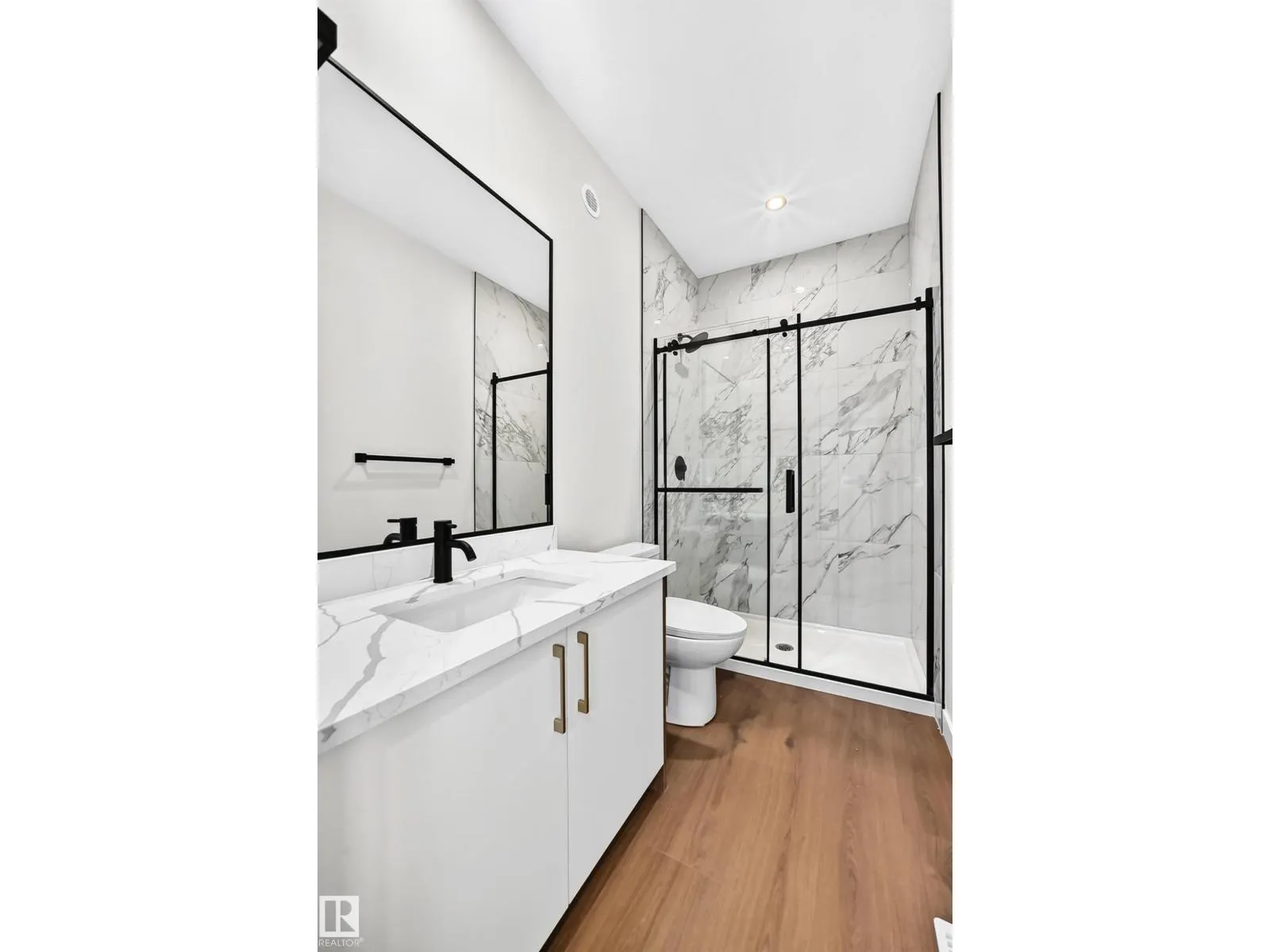 17 TILIA PL
