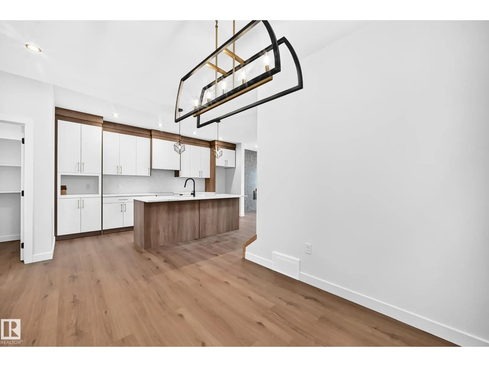 17 TILIA PL