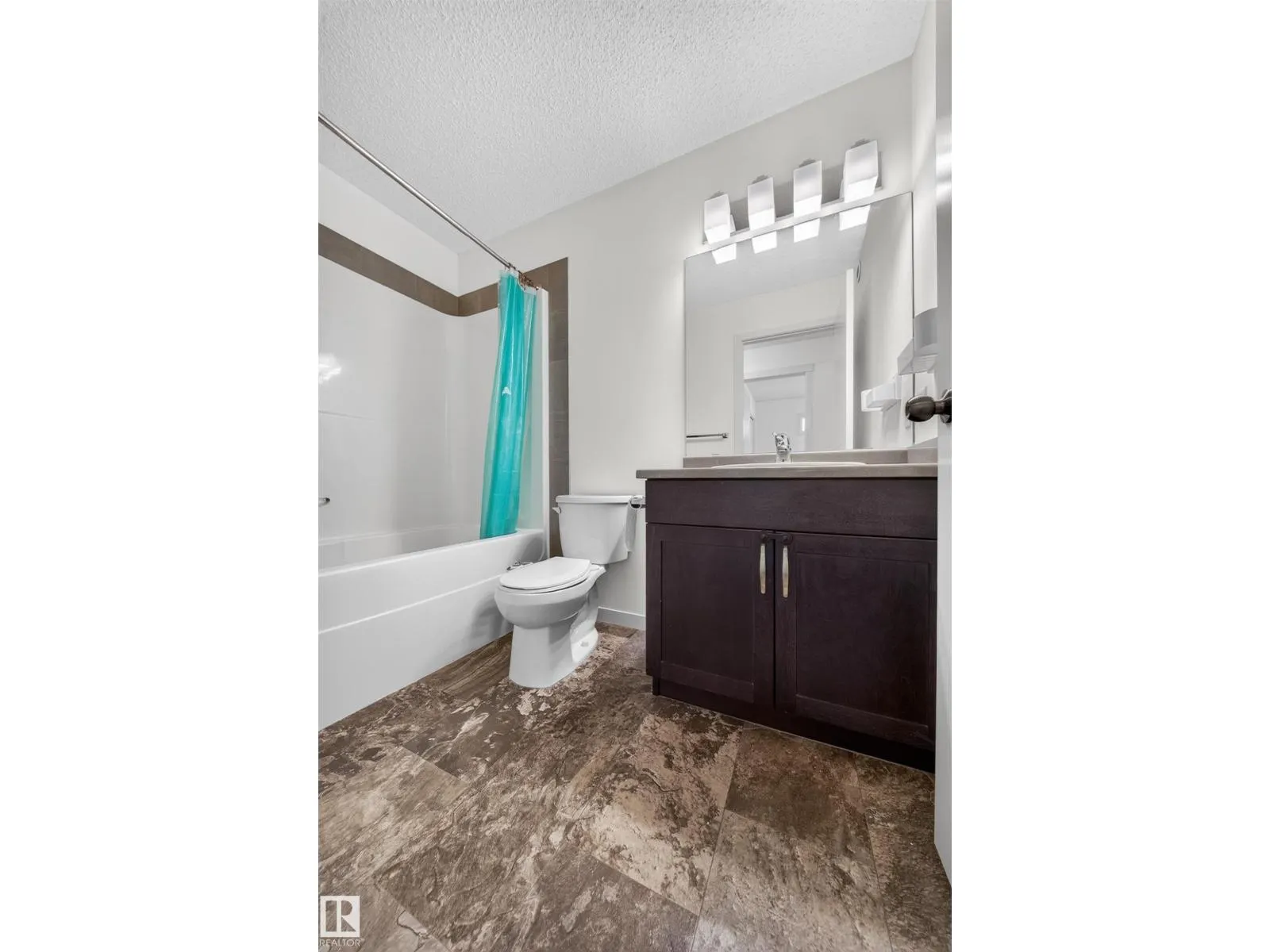 1403 26 AVE NW