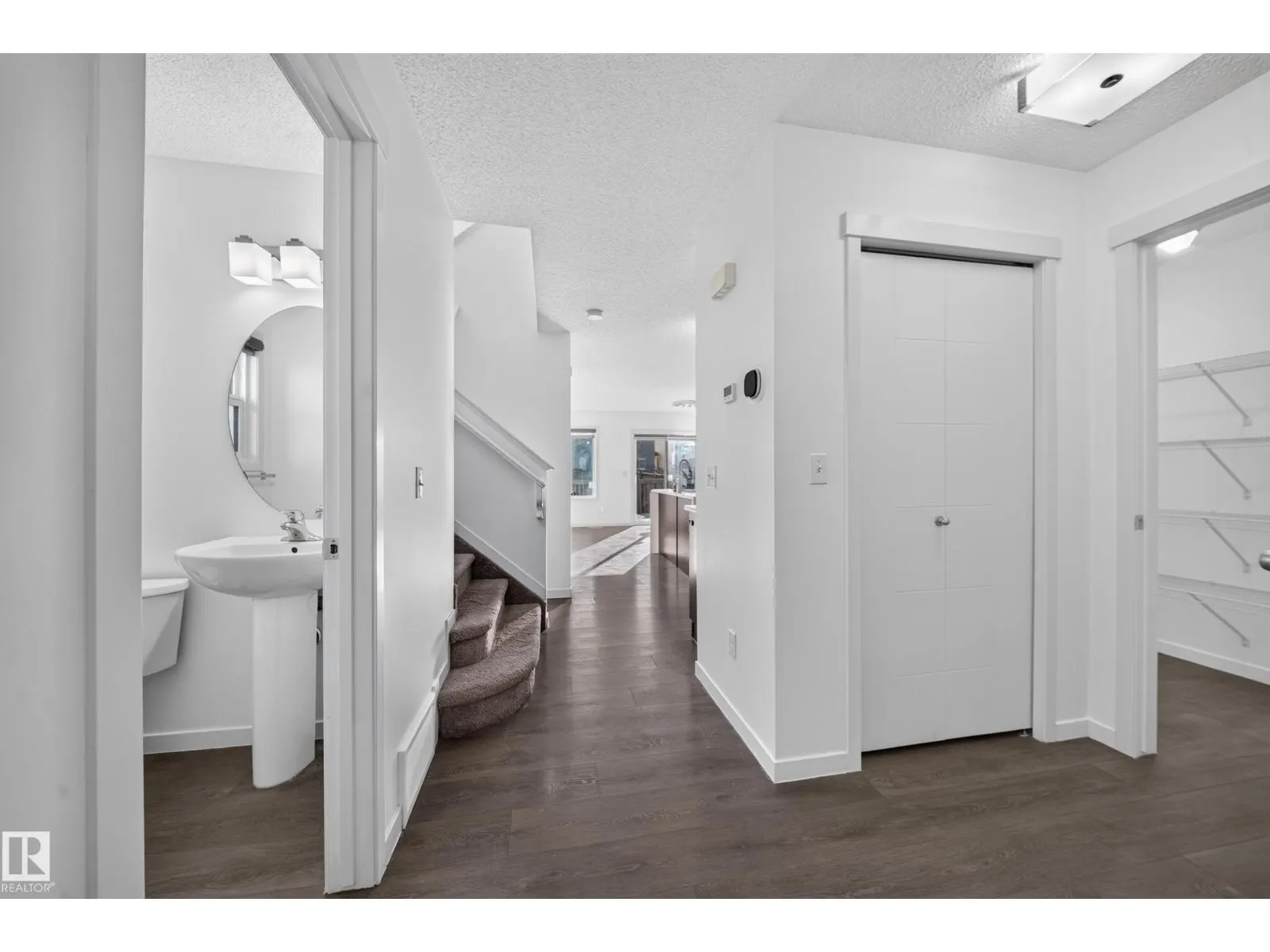 1403 26 AVE NW
