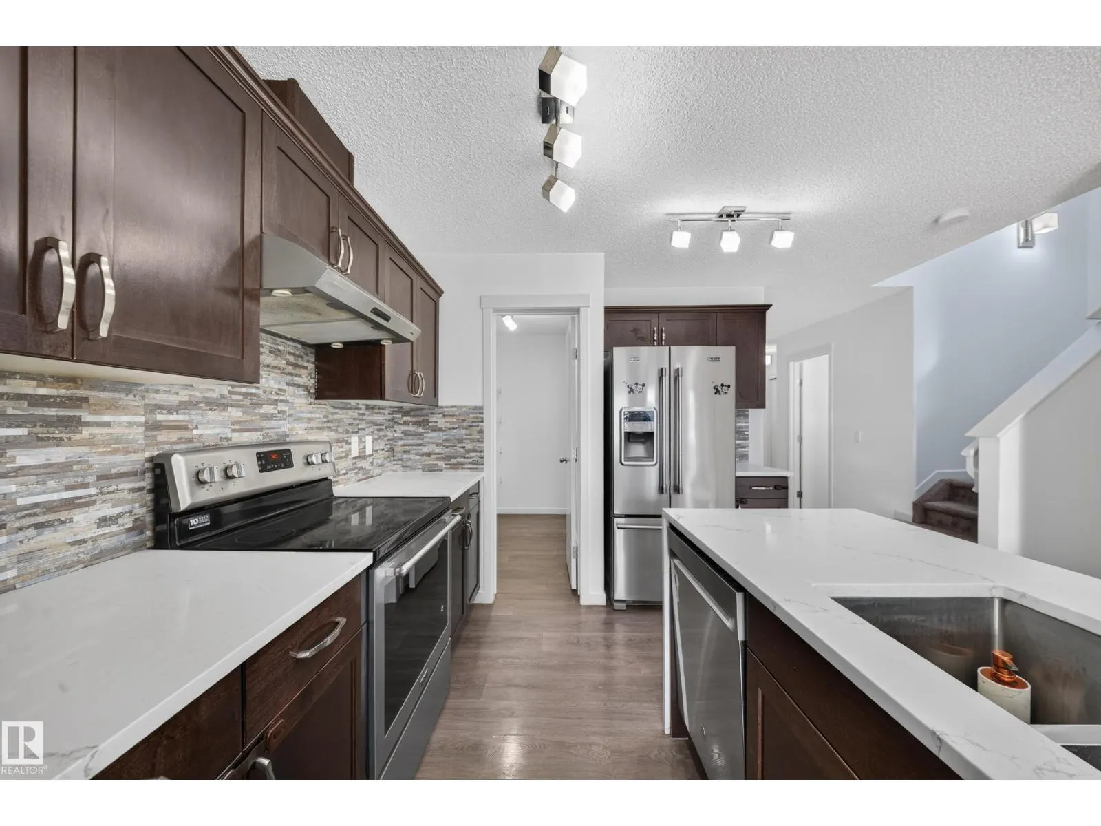 1403 26 AVE NW