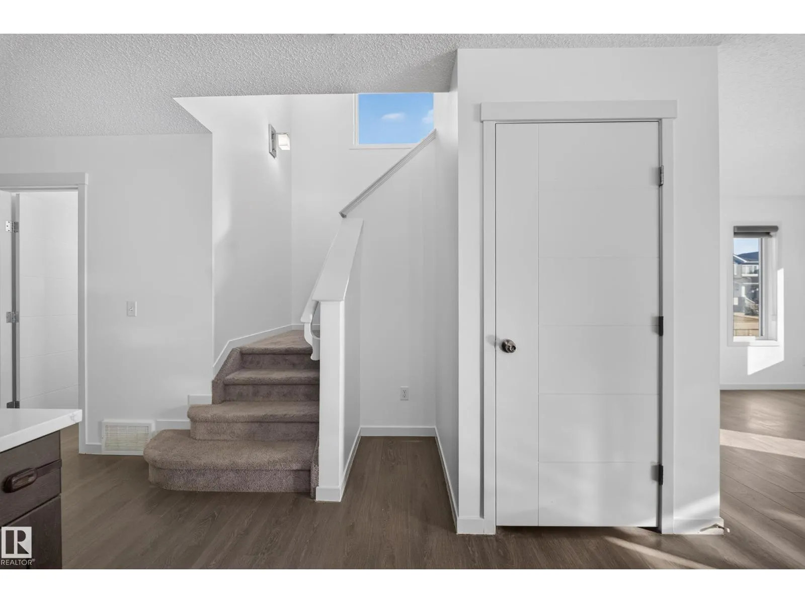 1403 26 AVE NW