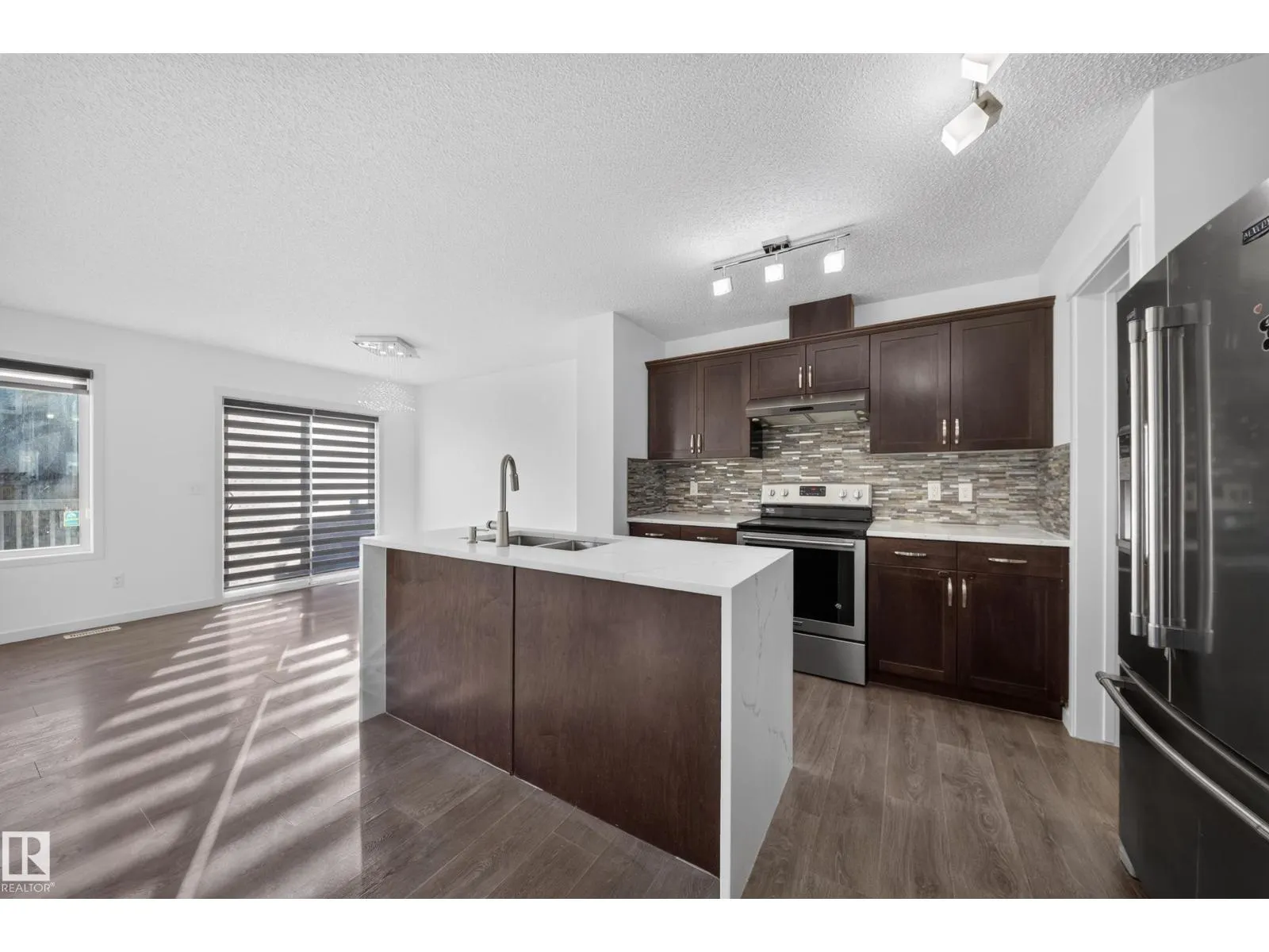 1403 26 AVE NW