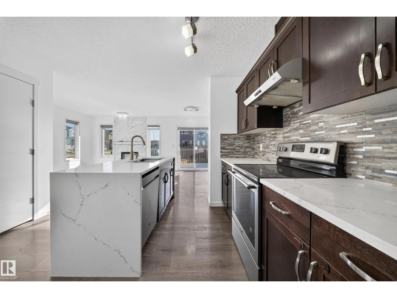 1403 26 AVE NW