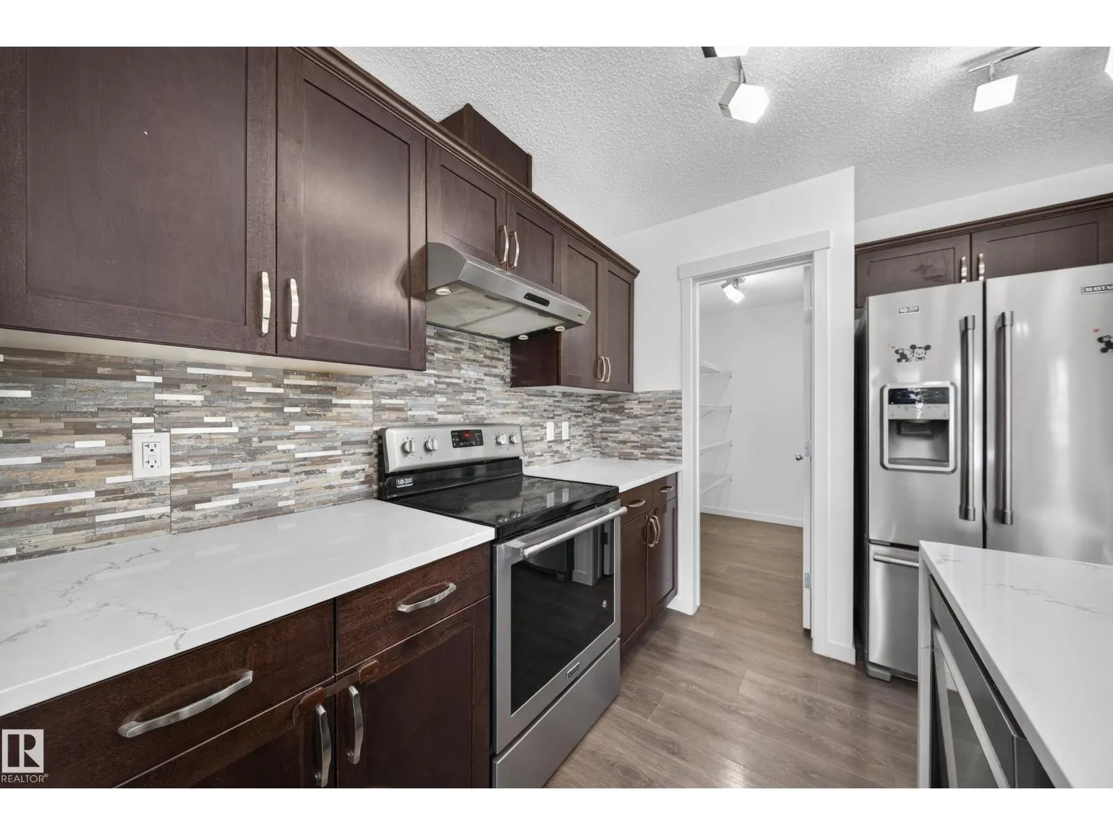 1403 26 AVE NW