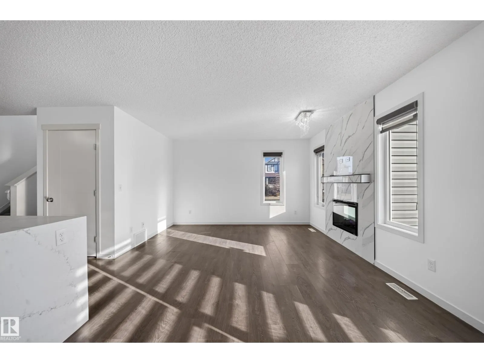 1403 26 AVE NW