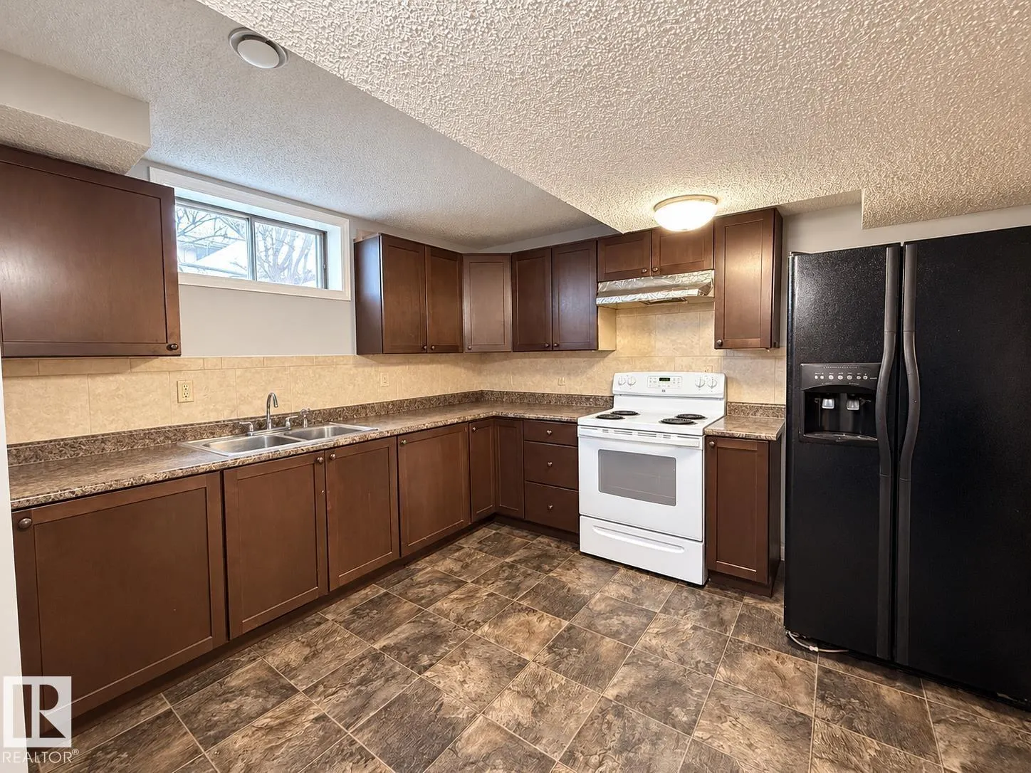 8412 35 AV NW