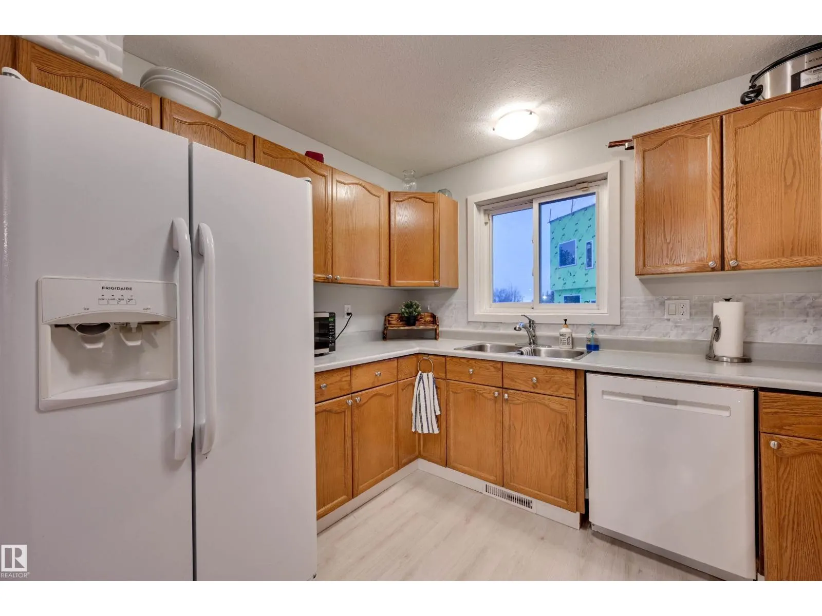 3929 25 AV NW