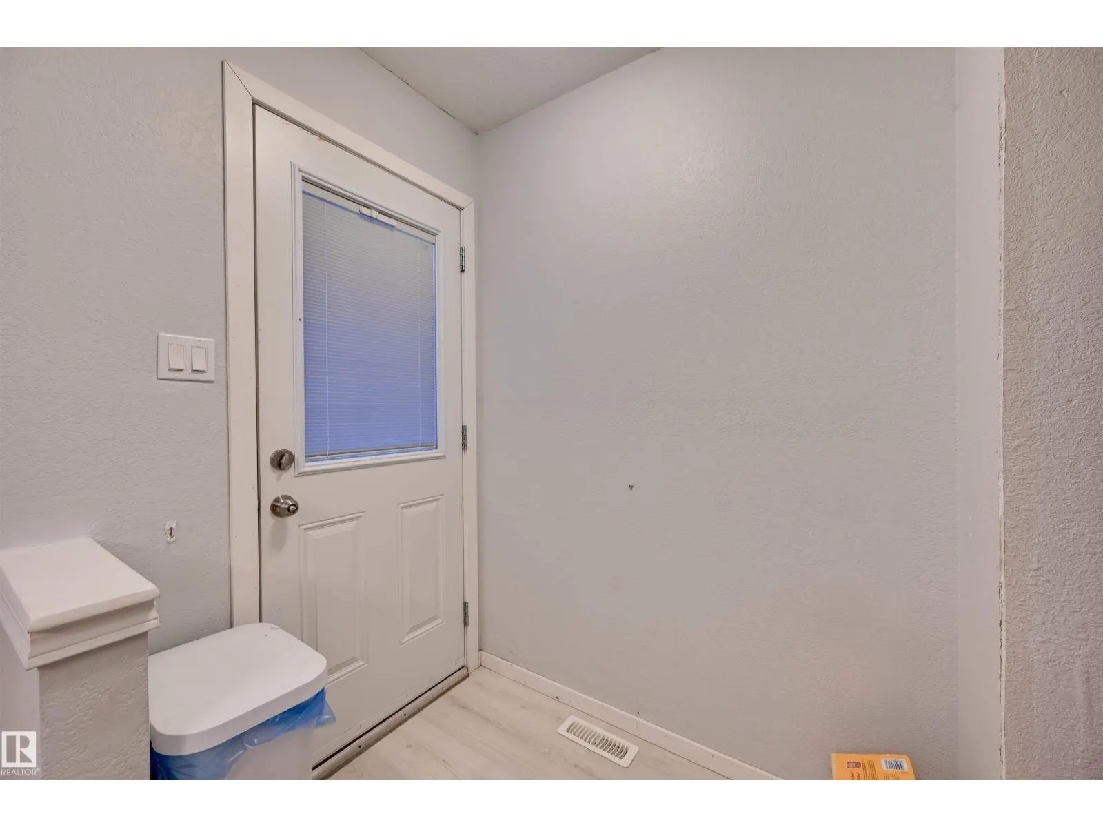3929 25 AV NW