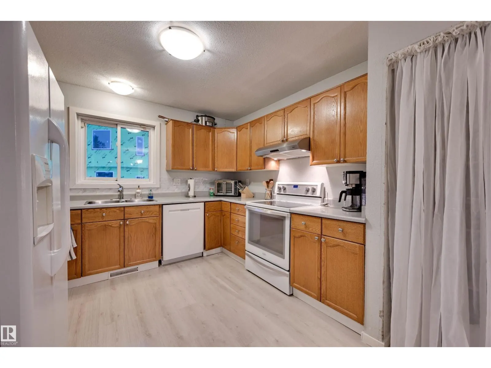 3929 25 AV NW