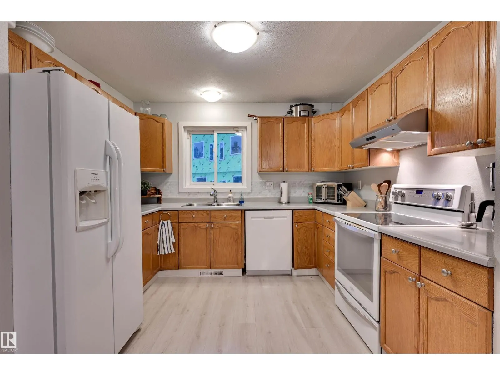 3929 25 AV NW