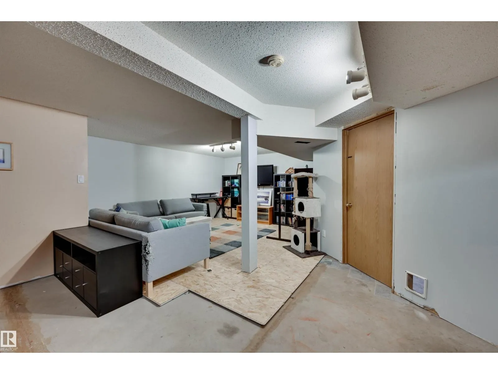 3929 25 AV NW