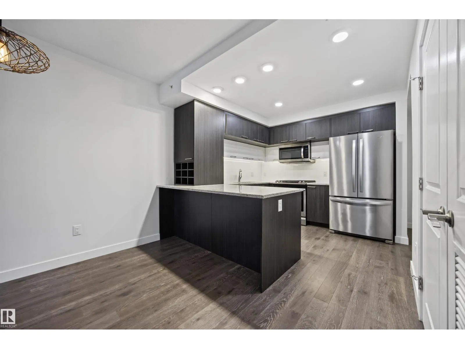 #802 9720 106 ST NW