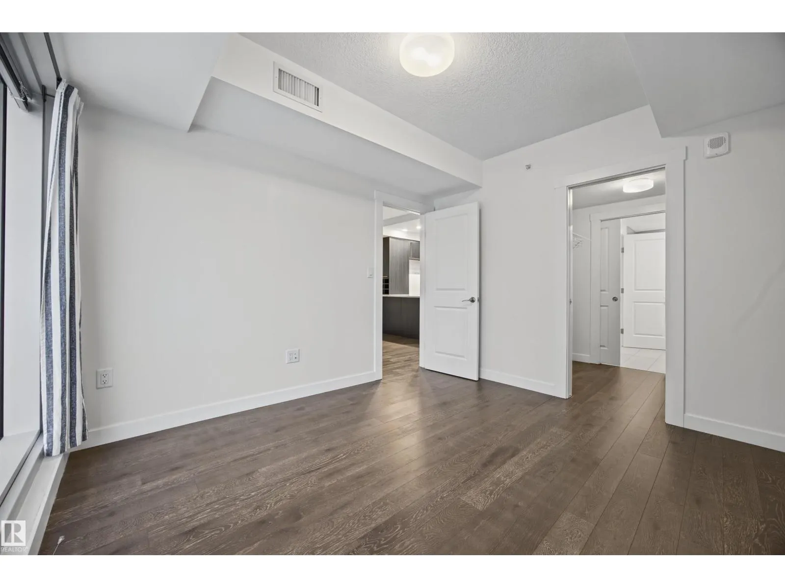 #802 9720 106 ST NW