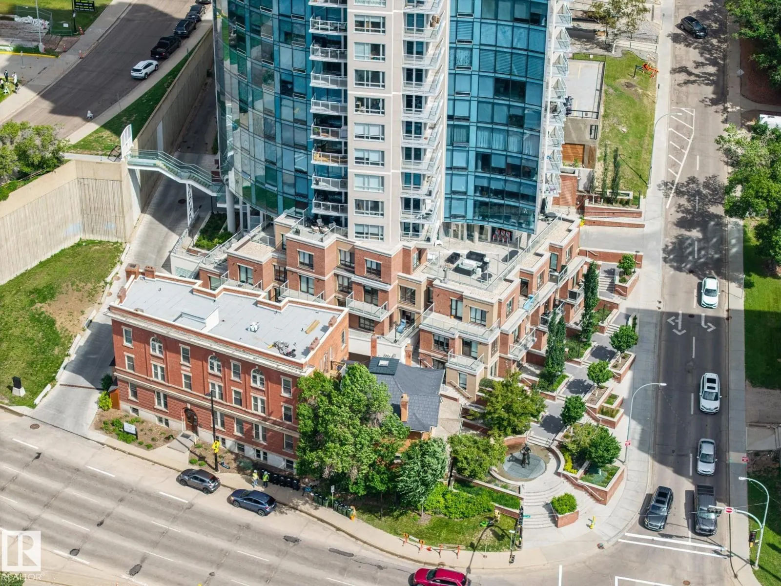 #802 9720 106 ST NW