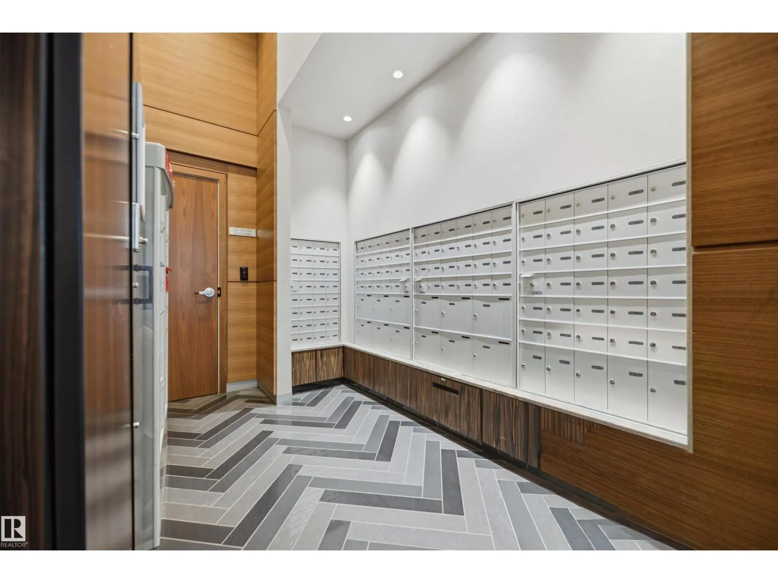 #802 9720 106 ST NW